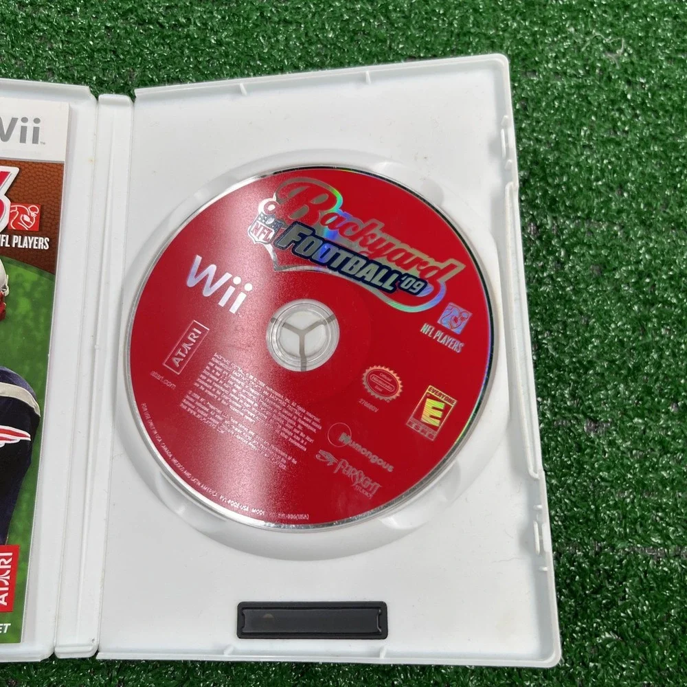 Wii Backyard Football With Tom Brady & Backyard Football W/ Tom Brady 09'‎ CIB